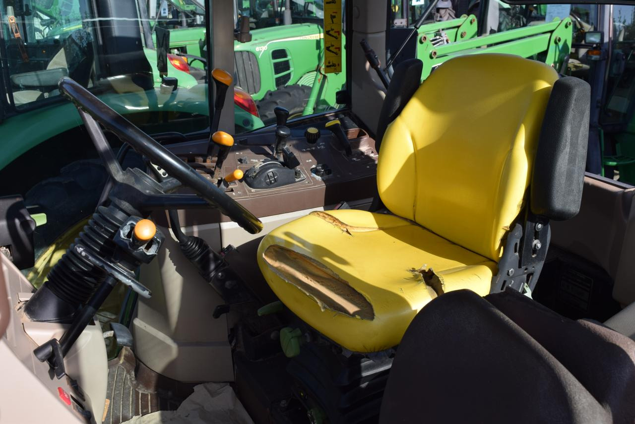 Farm tractor John Deere 6220: picture 5