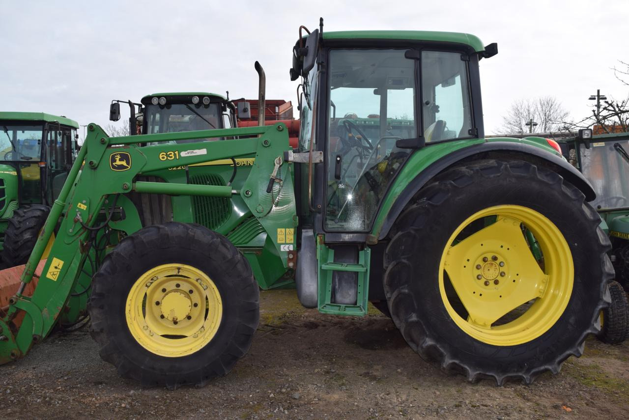 Farm tractor John Deere 6220: picture 2