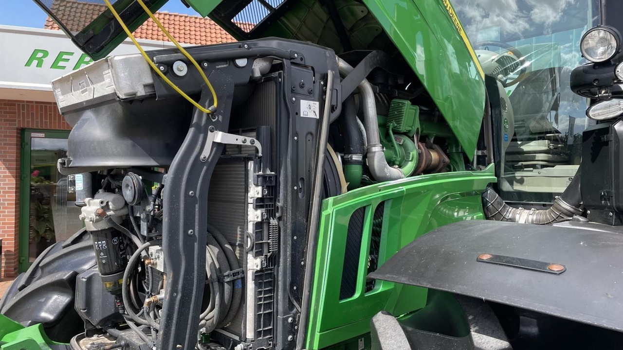 Farm tractor John Deere 6250R: picture 28