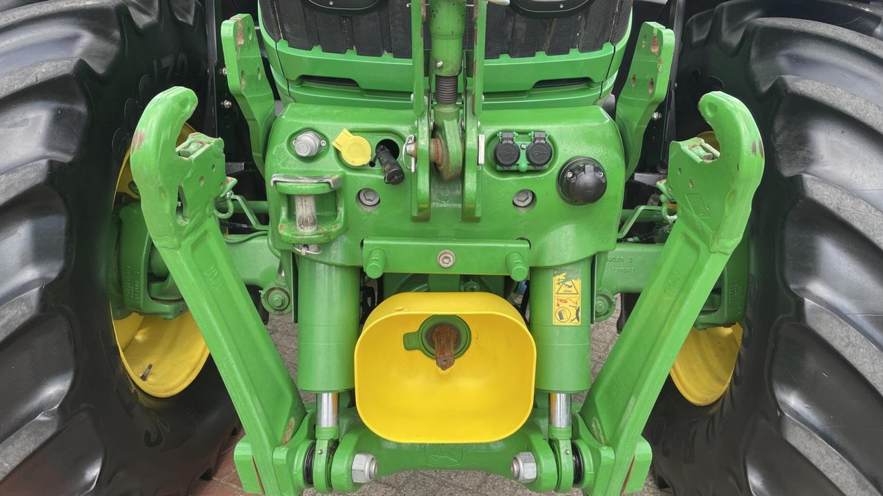 Farm tractor John Deere 6250R: picture 44