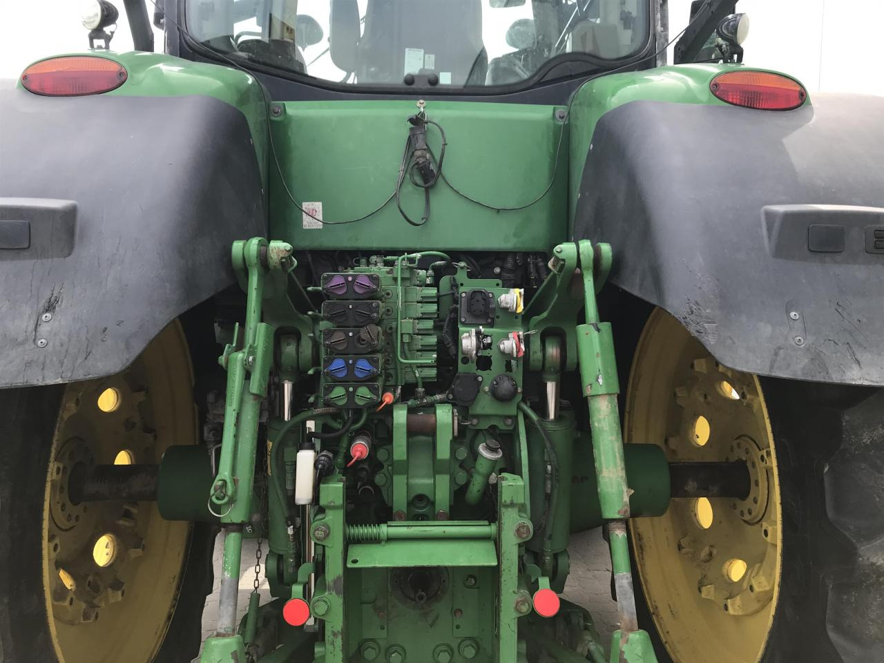 Farm tractor John Deere 7310R: picture 6