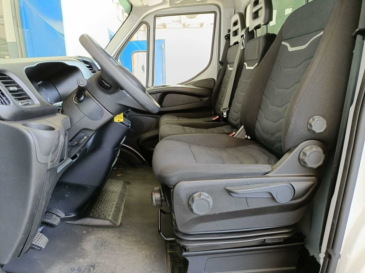 Closed box van IVECO DAILY 35C16: picture 10