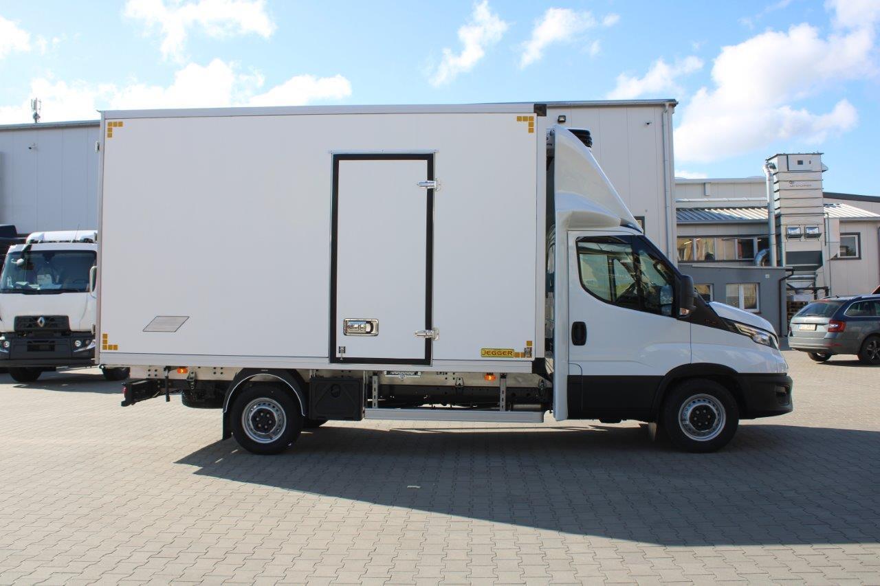 New Refrigerated delivery van for transportation of food IVECO Daily: picture 13