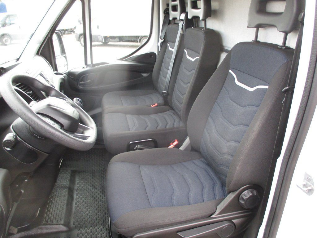 Closed box van Iveco Daily 35C16: picture 11