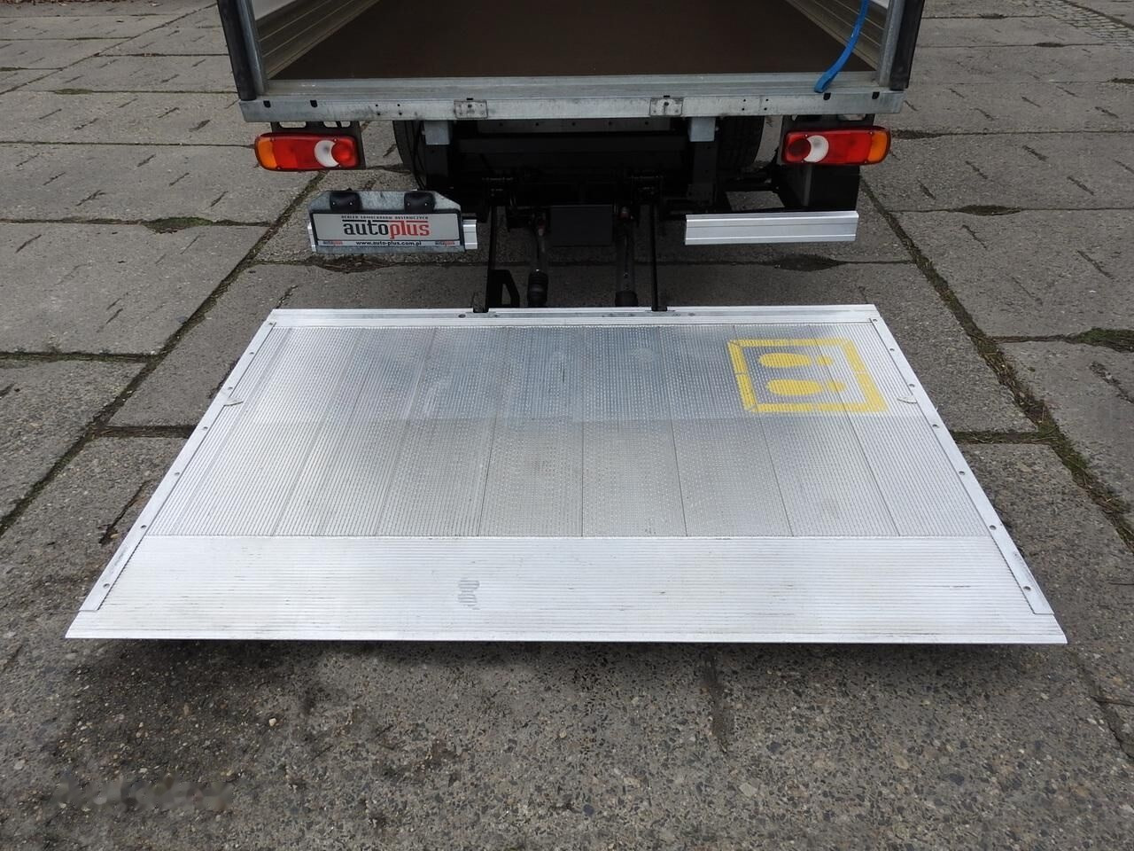 Closed box van Renault Koffer + tail lift: picture 10