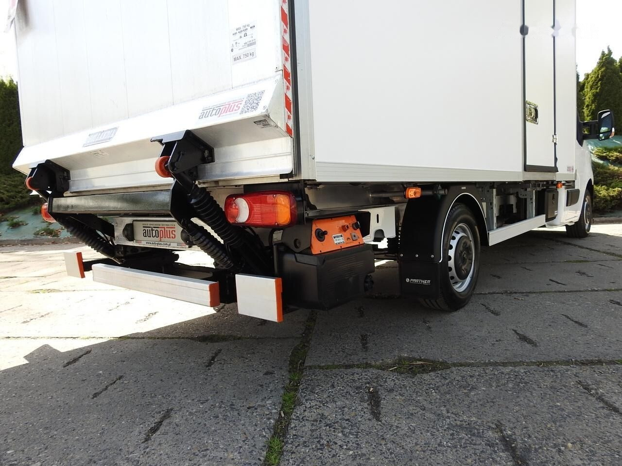 Closed box van Renault Koffer + tail lift: picture 12