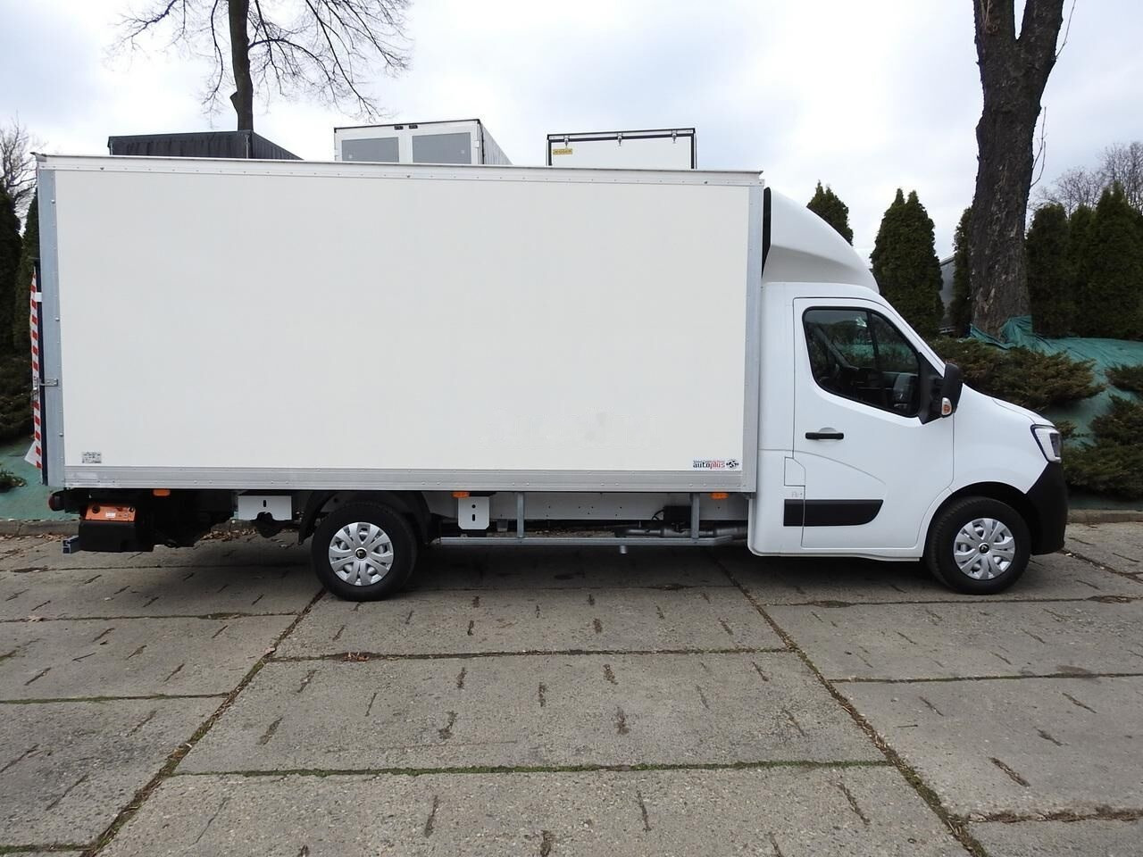 Closed box van Renault Koffer + tail lift: picture 4