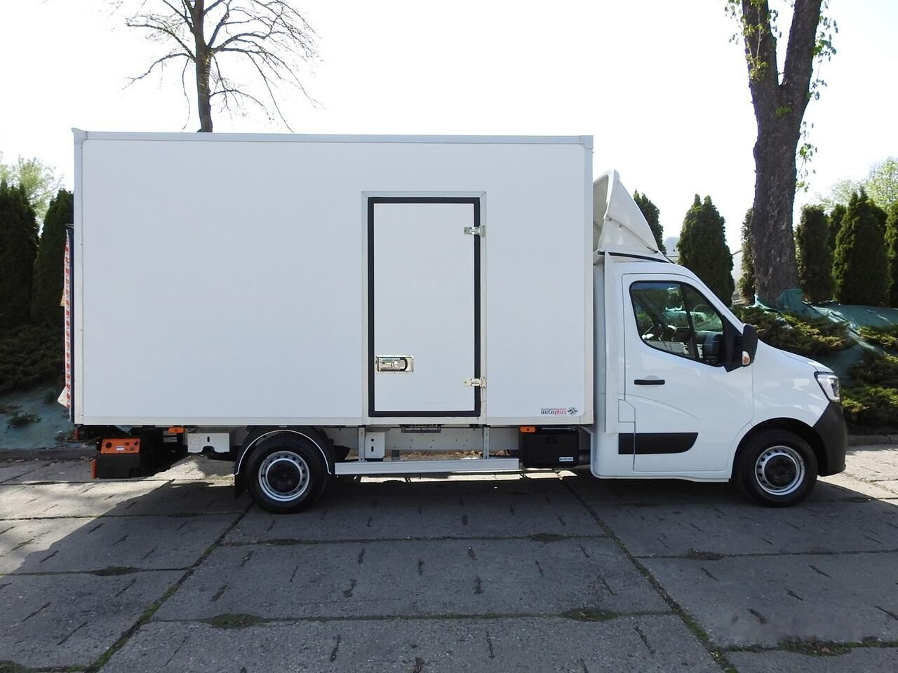 Closed box van Renault Koffer + tail lift: picture 4