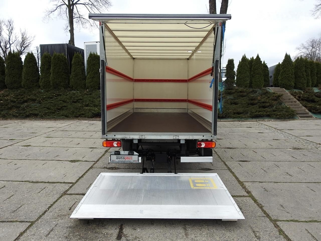 Closed box van Renault Koffer + tail lift: picture 9