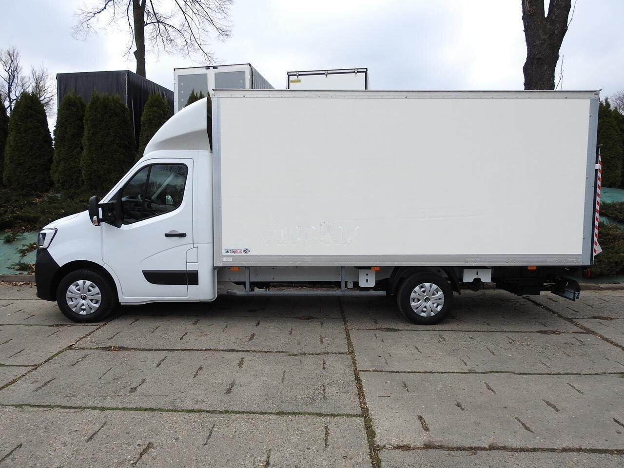Closed box van Renault Koffer + tail lift: picture 5