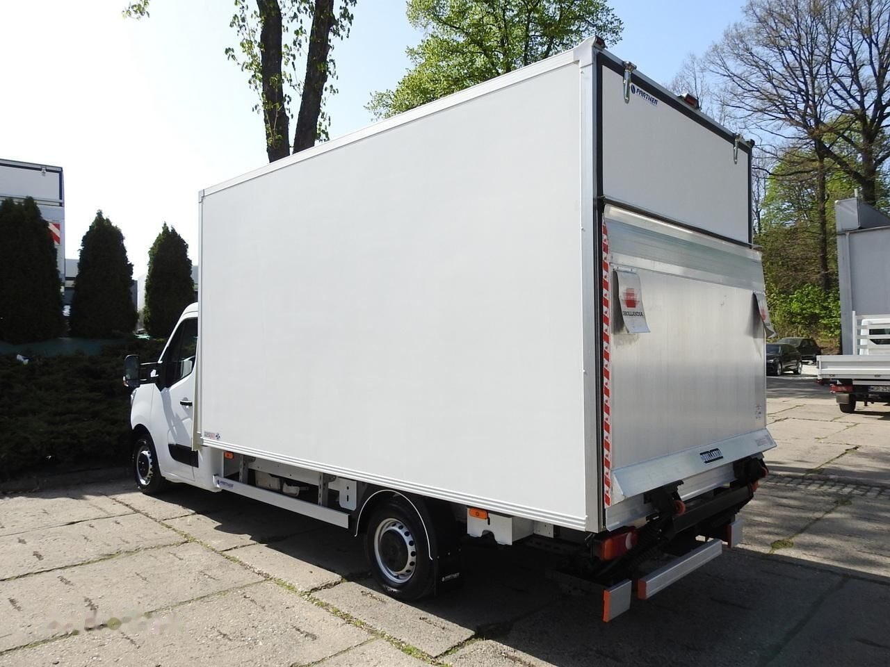 Closed box van Renault Koffer + tail lift: picture 6