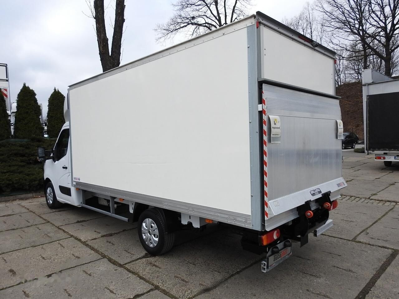 Closed box van Renault Koffer + tail lift: picture 6