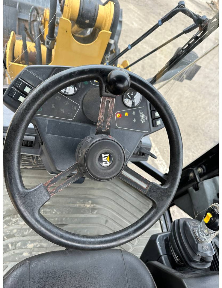 Wheel loader CAT 906: picture 11