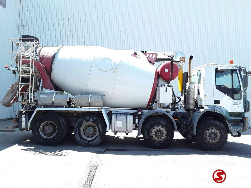 Concrete mixer truck Iveco Trakker 380: picture 5