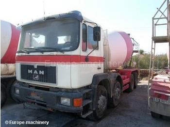 Concrete mixer truck MAN 32322: picture 1
