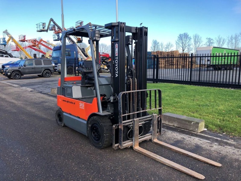 Electric forklift Toyota 7FBMF25: picture 4