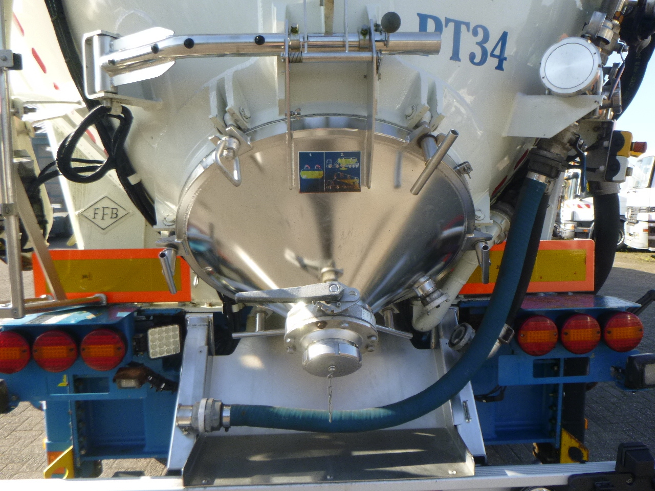 Tanker semi-trailer for transportation of flour Feldbinder Powder tank alu 60 m3 / Compressor diesel engine.: picture 11