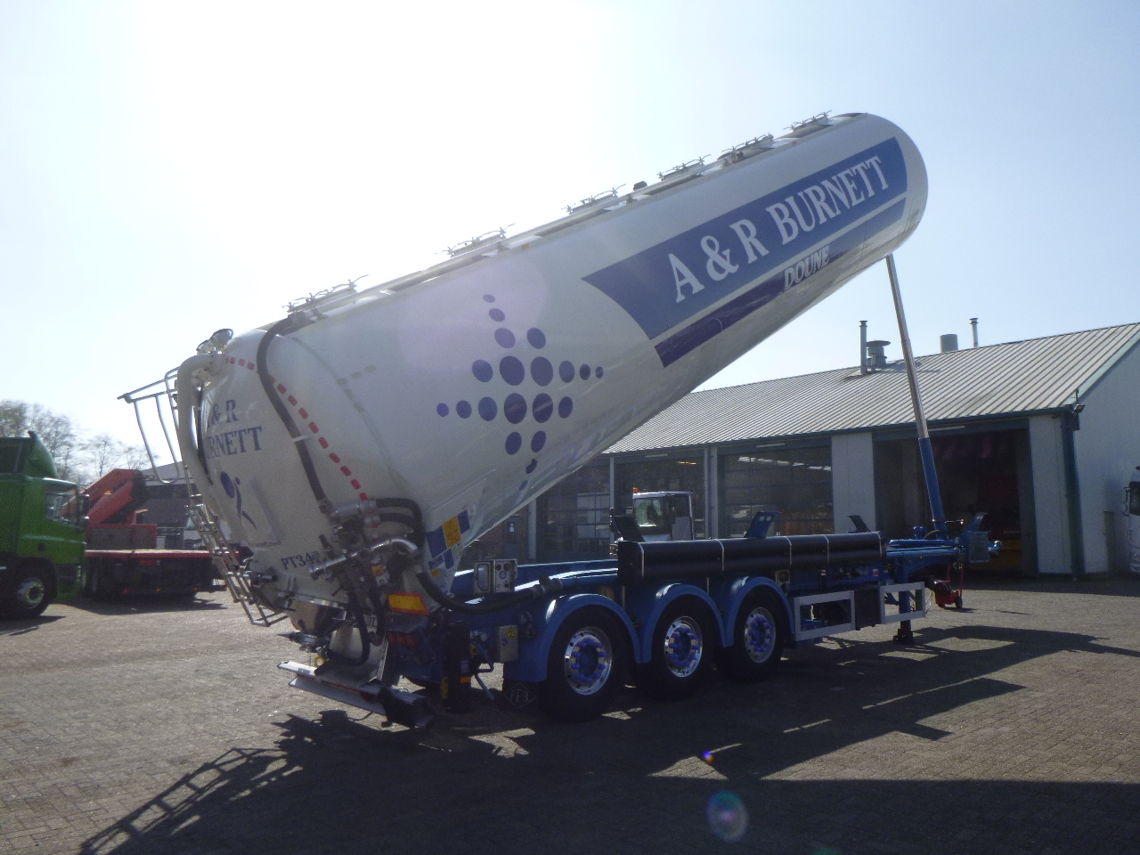 Tanker semi-trailer for transportation of flour Feldbinder Powder tank alu 60 m3 / Compressor diesel engine.: picture 9