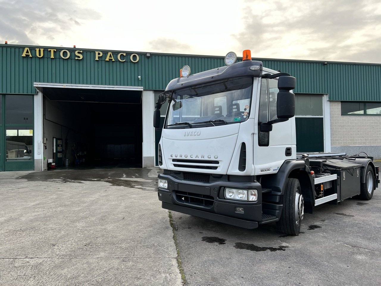 Roll-off container for transportation of containers IVECO 180E300: picture 3