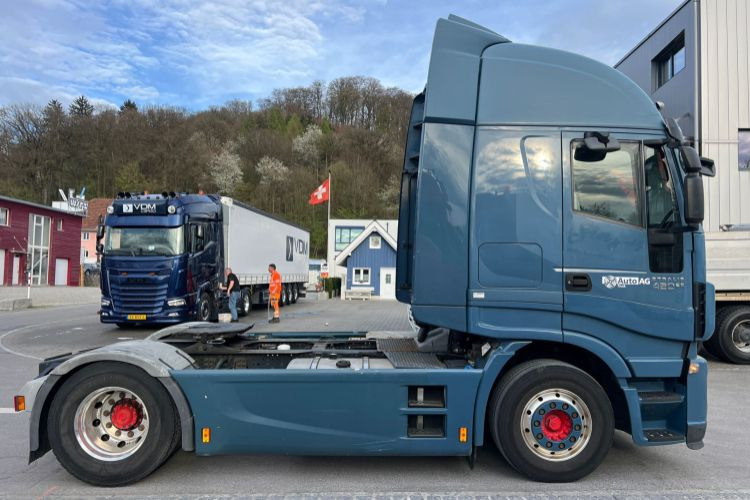 Tractor truck Iveco Stralis 420 4x2: picture 9