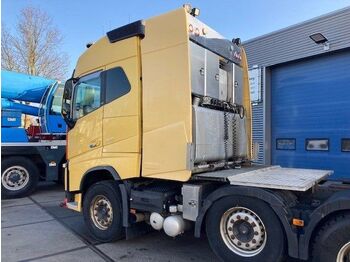 Tractor truck Volvo FH 16.750 8x4/4: picture 3