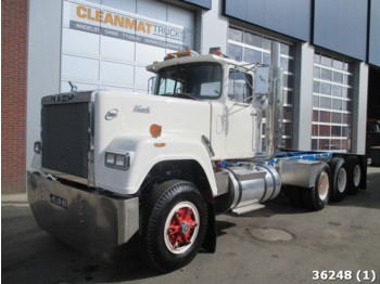 MACK DM 685 S 8x6 - Cab chassis truck