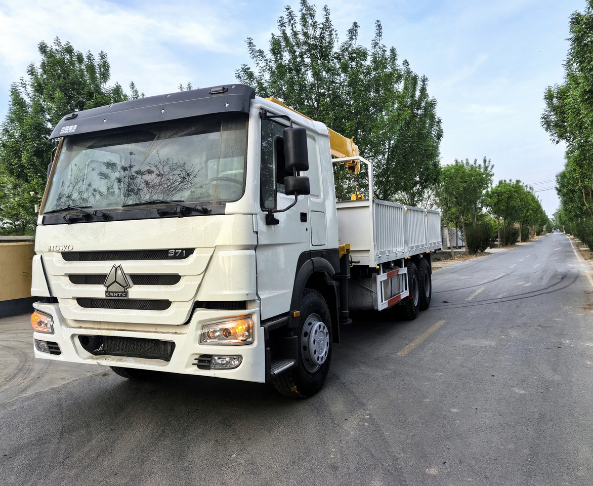 Crane truck for transportation of bulk materials HOWO 371HP CRANE TRUCK: picture 3