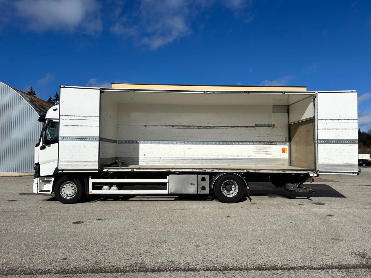 Box truck RENAULT T380: picture 12