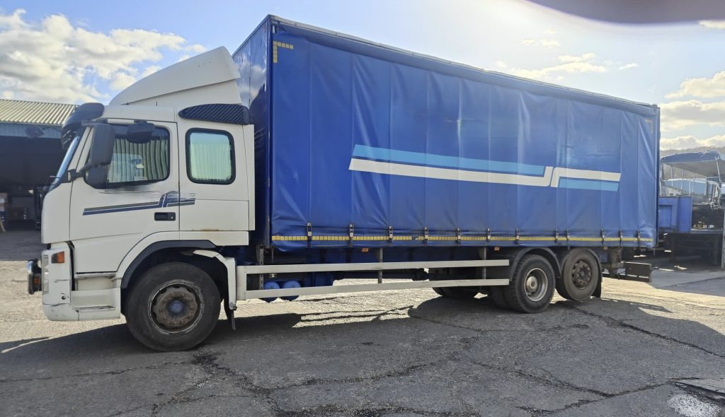 Curtain side truck Volvo FM9-300 6X2 Curtain side: picture 4