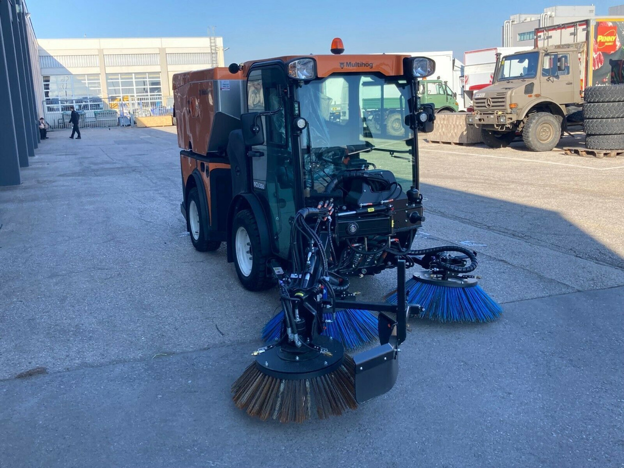New Road sweeper Multihog CV350: picture 3