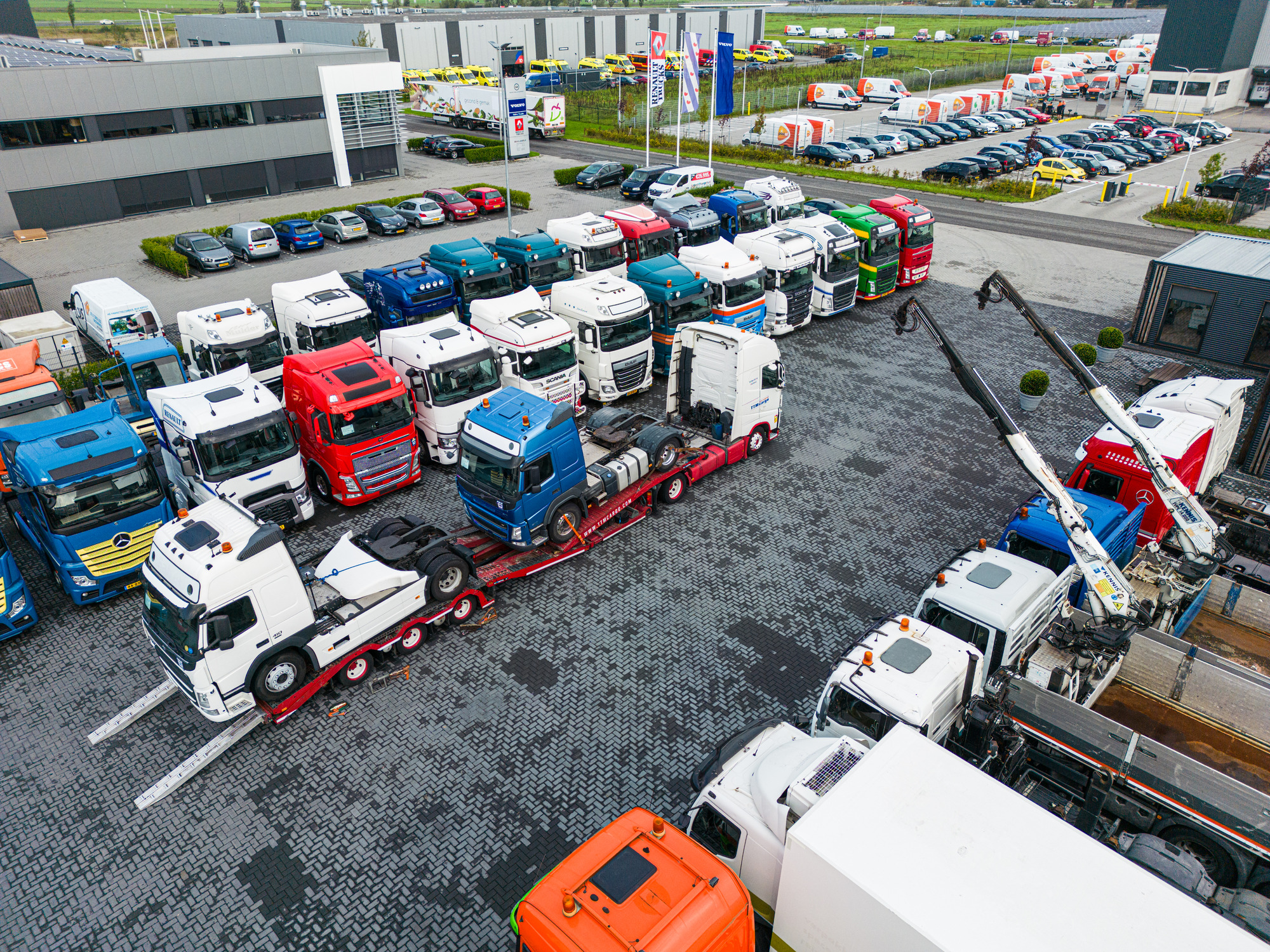 LVS Used TRUCKS - Trucks MERCEDES-BENZ - 6x2 undefined: picture 3