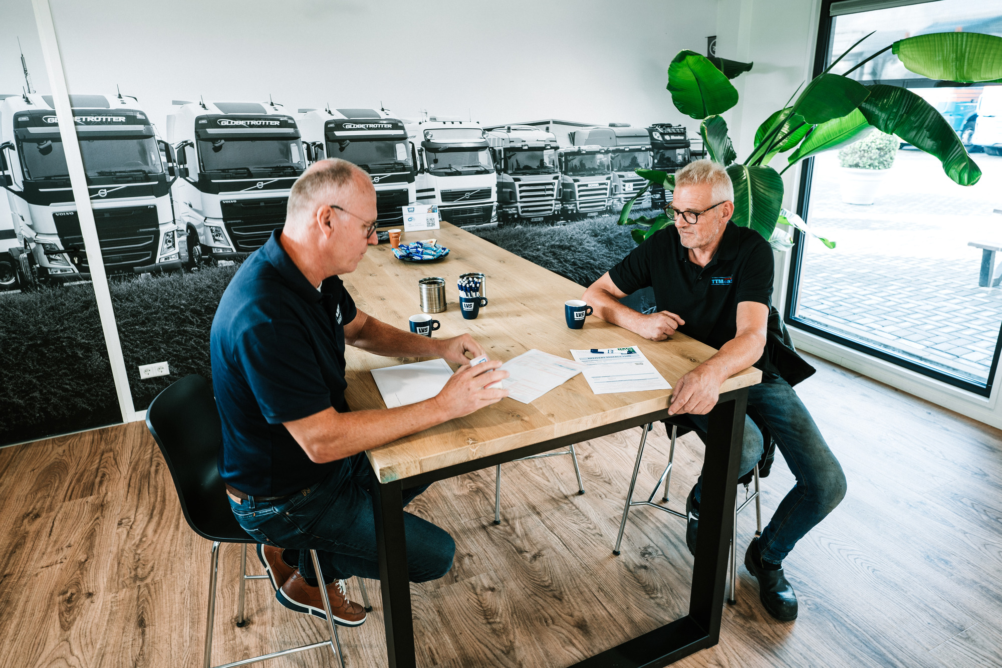 LVS Used TRUCKS - Trucks MERCEDES-BENZ - 6x2 undefined: picture 2