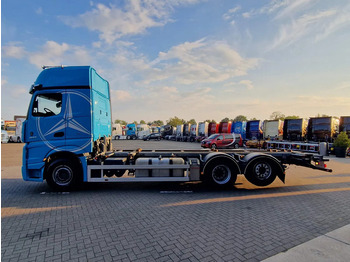 Container transporter/ Swap body truck Mercedes-Benz Actros 2553 6x2 - BDF - Retarder - 4.90 WB - Loadlift - Full air: picture 4