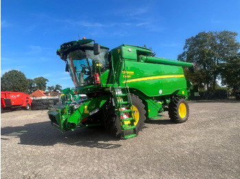 Combine harvester JOHN DEERE T560