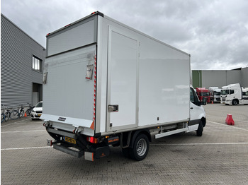 Closed box van Mercedes-Benz Sprinter 515 1.9 CDI / 126 dkm / Box 4.4 mtr / Laadklep / APK 07-26: picture 2