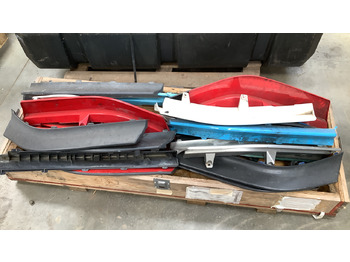 Construction equipment SMALL PALLET OF CAR PARTS: picture 2