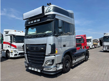 Tractor truck DAF XF 530