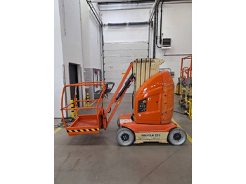 Vertical mast lift JLG