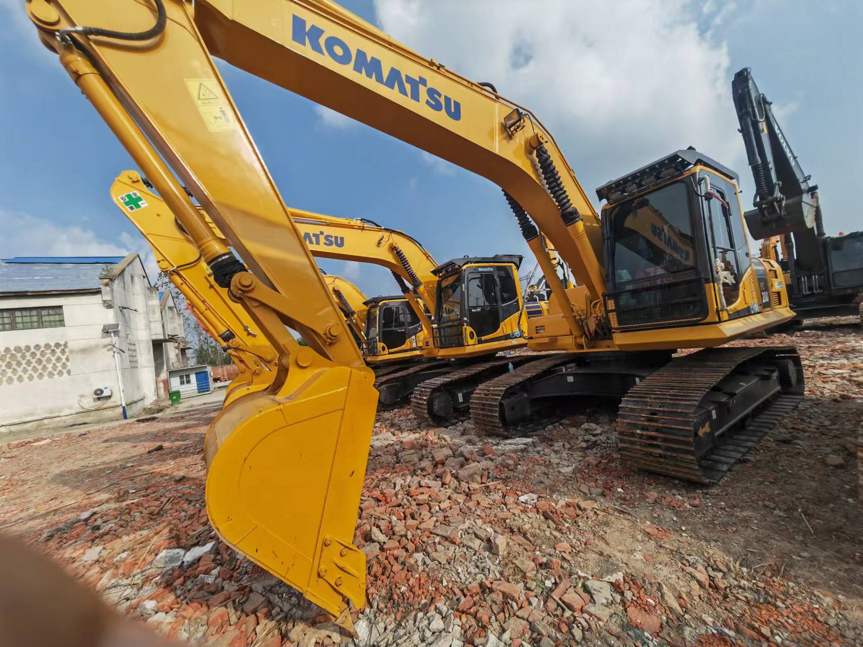 Crawler excavator KOMATSU PC200: picture 2
