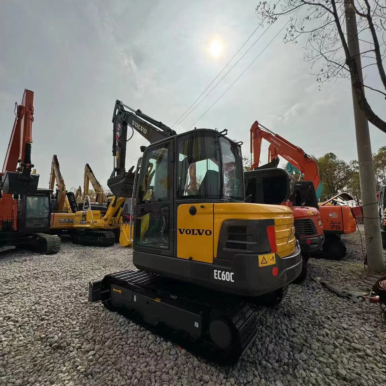 Mini excavator VOLVO EC60: picture 3