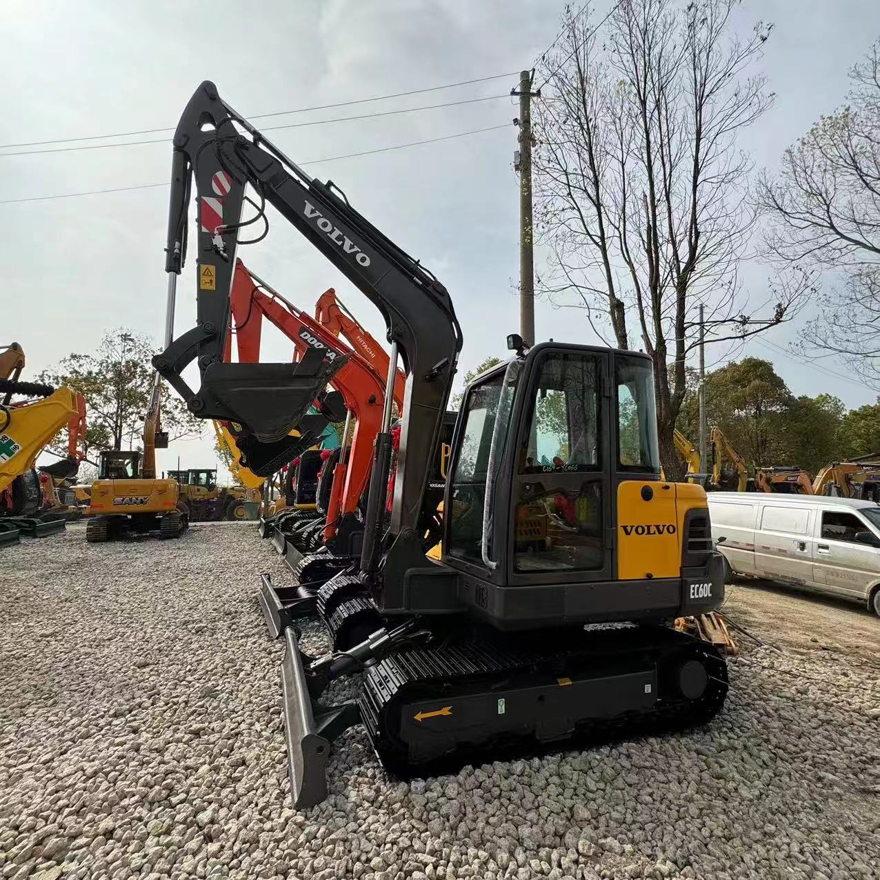 Mini excavator VOLVO EC60: picture 4
