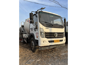 Concrete mixer truck SINOTRUCK: picture 2