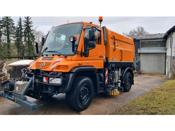 Road sweeper UNIMOG U400