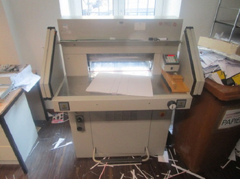Paper cutting machine