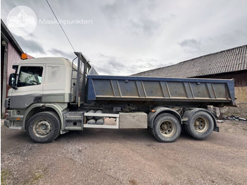 Hook lift truck