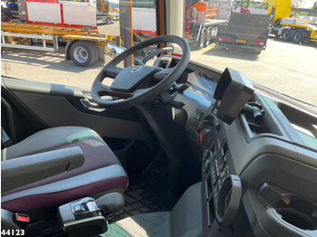 Interior photo 1: Hook lift truck, Crane truck Volvo FM 420 8x2 Hiab 25 Tonmeter laadkraan Welvaarts laadkraan weegsysteem