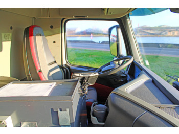 Interior photo 2: Tanker truck VOLVO FM