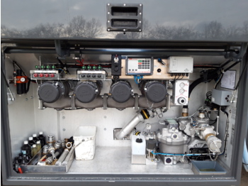 Interior photo 1: Tanker truck VOLVO FM