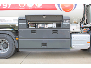 Tanker truck VOLVO FM: picture 2