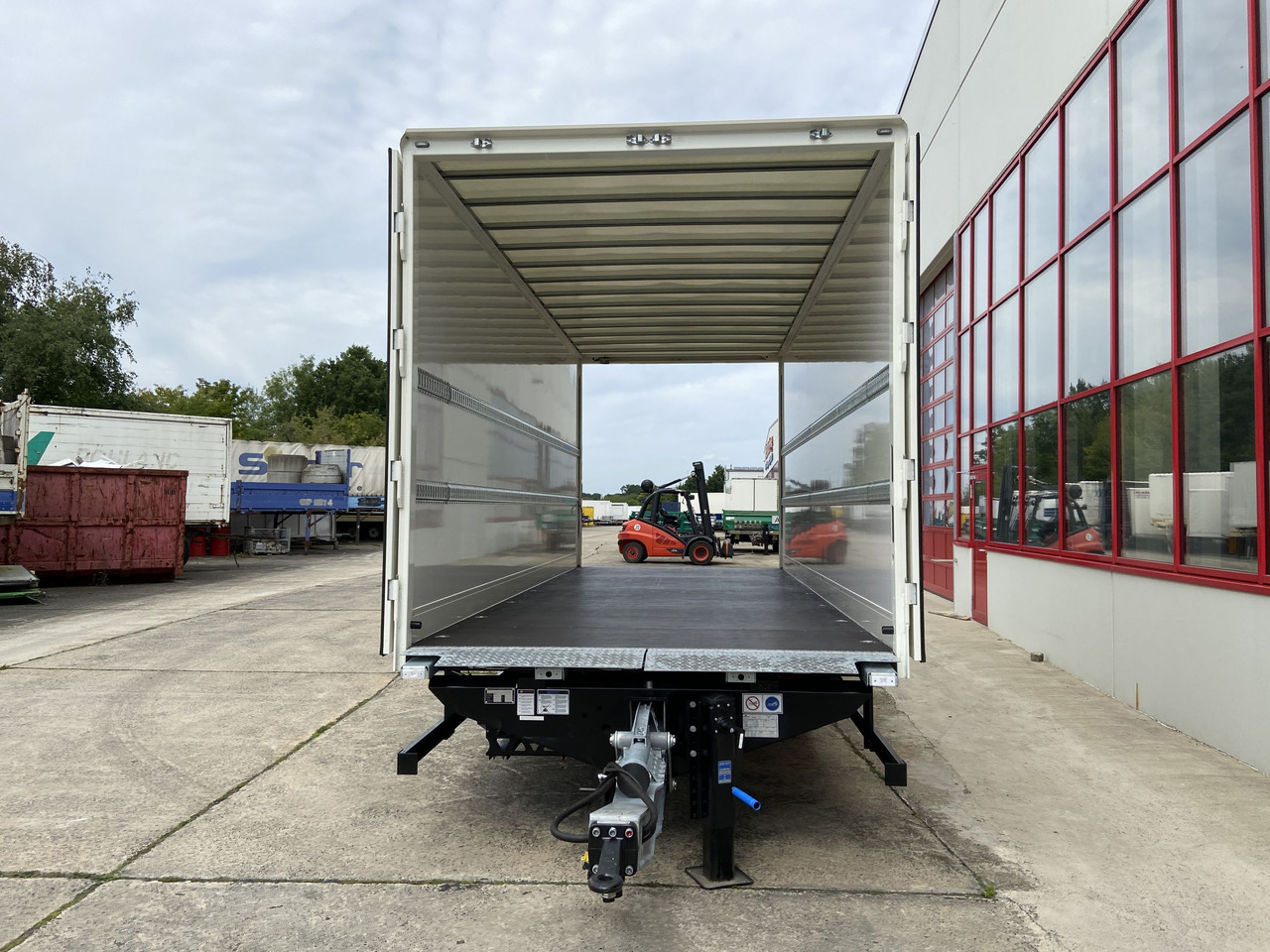 Möslein TKO 105 D 6m weiß Tandem- Koffer, Durchladbar, -- Neufahrzeug -- - Closed box trailer: picture 2 Möslein TKO 105 D 6m weiß Tandem- Koffer, Durchladbar, -- Neufahrzeug -- - Closed box trailer: picture 2